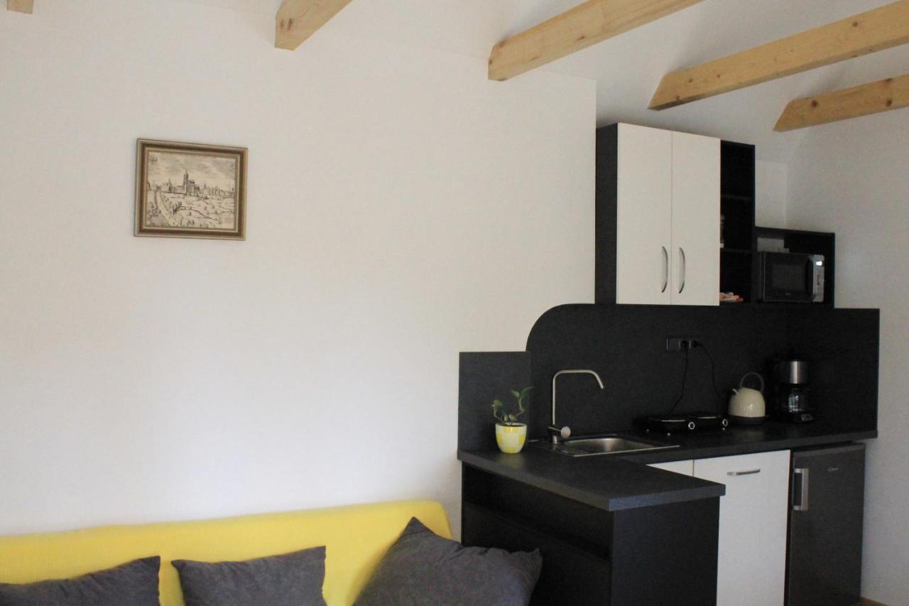 - Zbraslav, U Zamku Apartment Prague